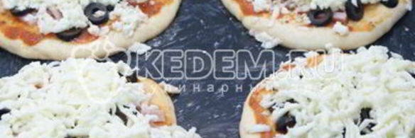 мини-пиццы с ветчиной, маслинами и моцареллой
