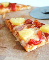 Пицца с ананасами