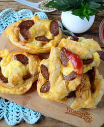 Пицца с колбасой