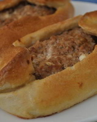 Пиде — турецкая пицца с фаршем, фетой и помидорами