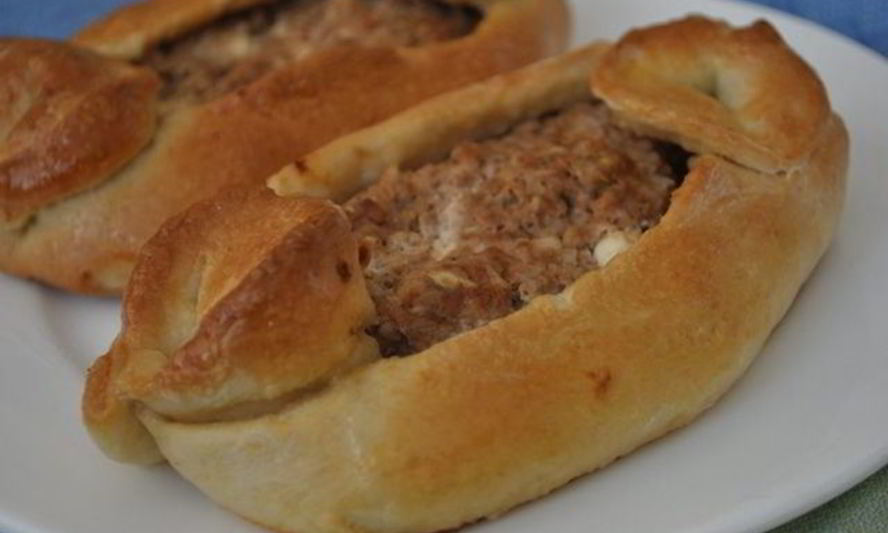 Рецепт пиде — турецкой пиццы с фаршем, фетой и помидорами