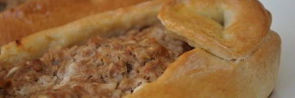 пиде — турецкая пицца с фаршем, фетой и помидорами