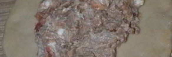 пиде — турецкая пицца с фаршем, фетой и помидорами