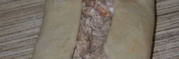 пиде — турецкая пицца с фаршем, фетой и помидорами