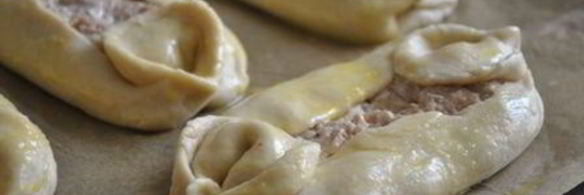 пиде — турецкая пицца с фаршем, фетой и помидорами