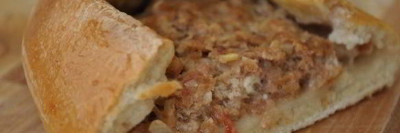 пиде — турецкая пицца с фаршем, фетой и помидорами