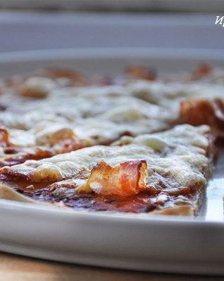 Пицца из цельнозерновой муки с беконом