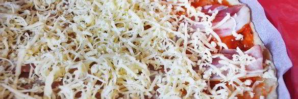 пицца из цельнозерновой муки с беконом