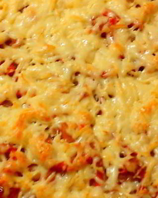 Пицца мужской день с ветчиной и грибами