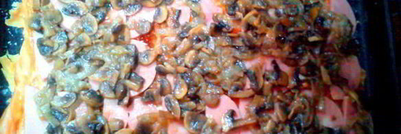 пицца мужской день с ветчиной и грибами