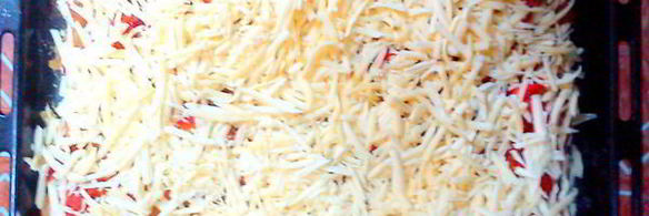 пицца мужской день с ветчиной и грибами