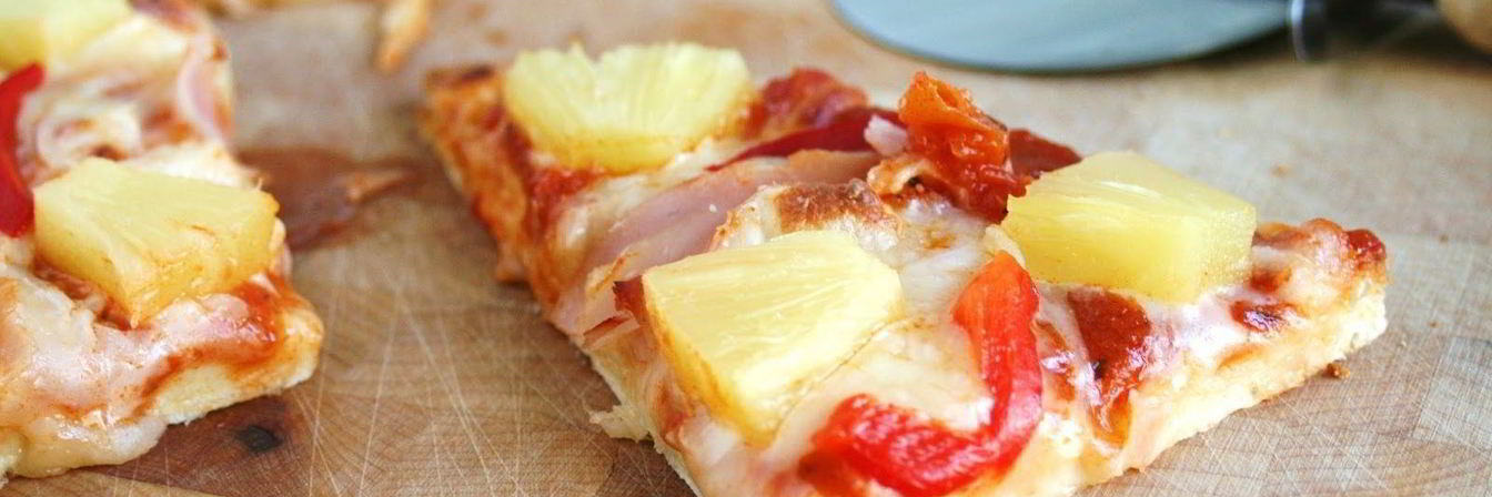 Пицца с ананасами и колбасой