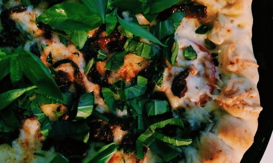 Рецепт пиццы с баклажанами и вялеными томатами