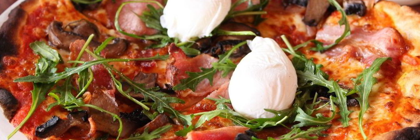 Пицца с беконом и грибами