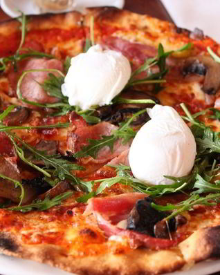 Пицца с беконом и грибами