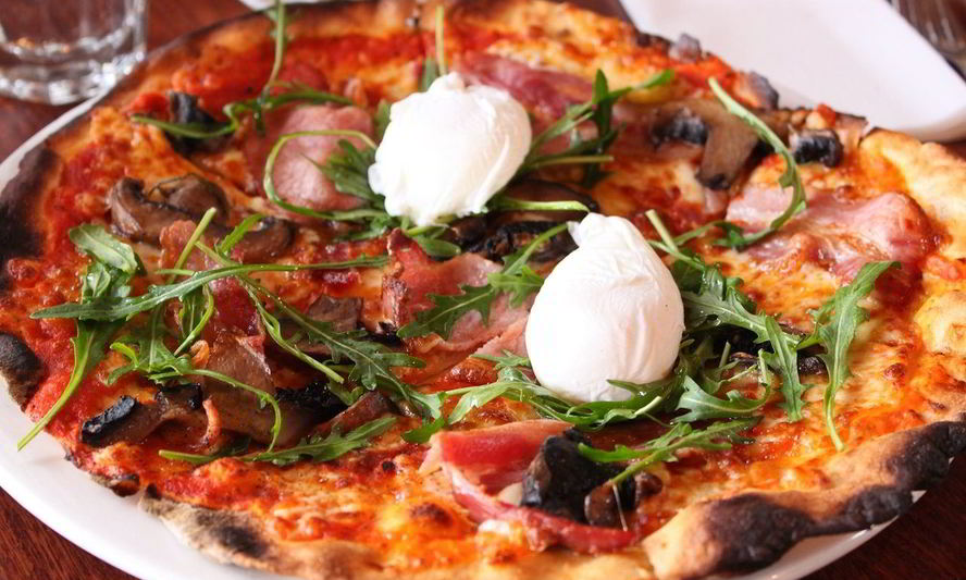 Рецепт пиццы с беконома и грибами