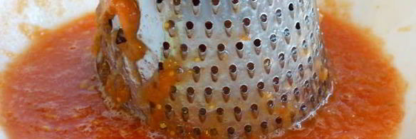 пицца с двумя видами сыра, черри и базиликом