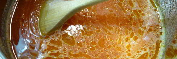 пицца с двумя видами сыра, черри и базиликом