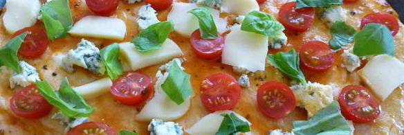 пицца с двумя видами сыра, черри и базиликом