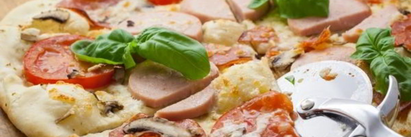 Пицца с грибами, колбасой и помидорами