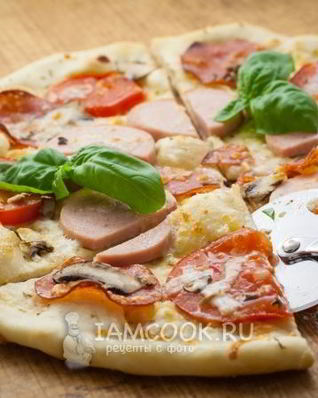 Пицца с грибами, колбасой и помидорами