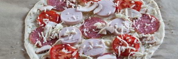 пицца с грибами, колбасой и помидорами