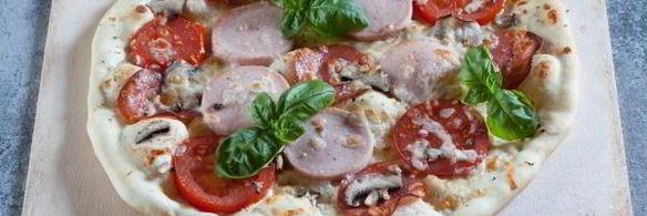 пицца с грибами, колбасой и помидорами