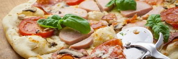 пицца с грибами, колбасой и помидорами