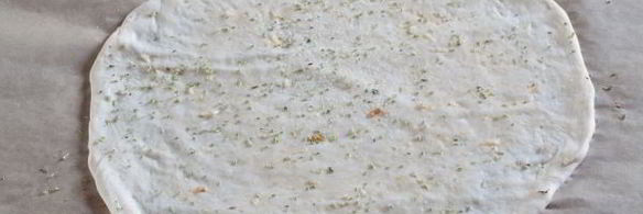 пицца с грибами, колбасой и помидорами