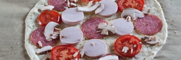пицца с грибами, колбасой и помидорами