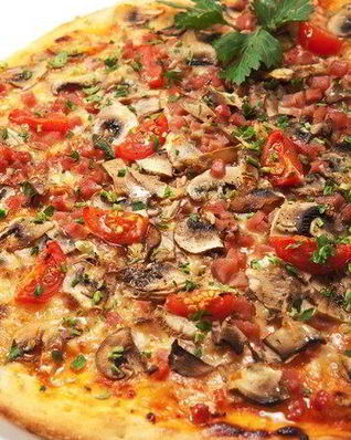 Пицца с грибами, помидорами и пряными травами