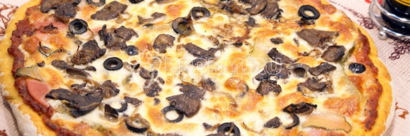Пицца с колбасой и грибами