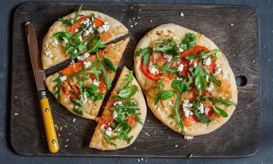 Рецепт пиццы с козьим сыром и руколой