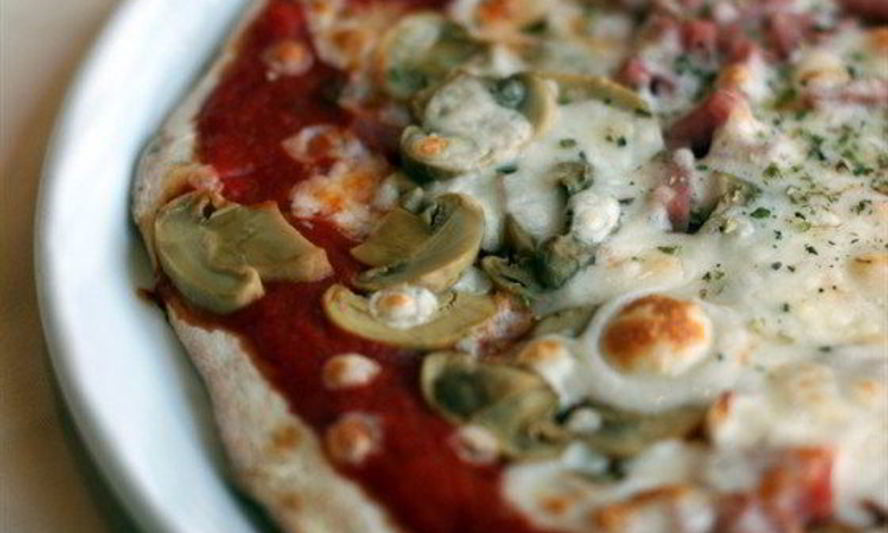 Рецепт пиццы с печенью трески, грибами и лесными орехами