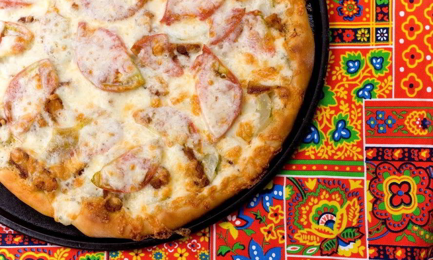 Рецепт пиццы с помидорами и огурцами