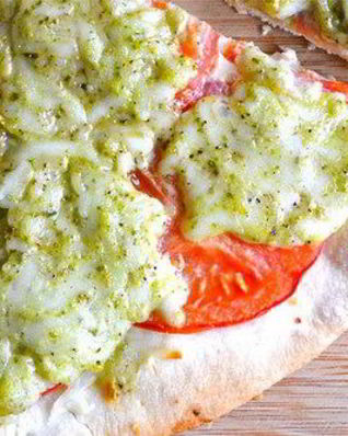 Пицца с помидорами, моцареллой и базиликом