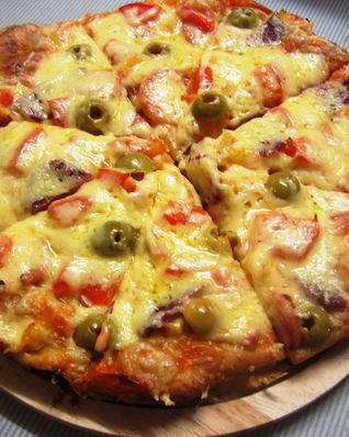 Пицца с салями и оливками