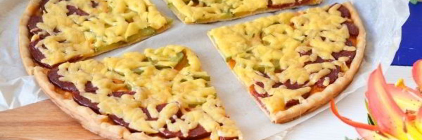 Пицца с солеными огурцами
