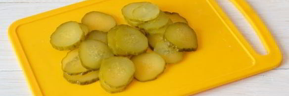 пицца с солеными огурцами