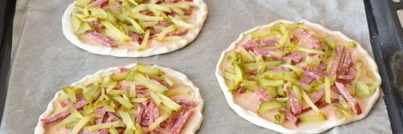 пицца с солеными огурцами