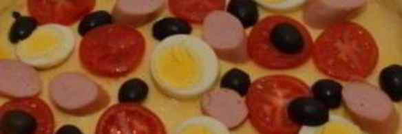 пицца с сосиской и помидорами