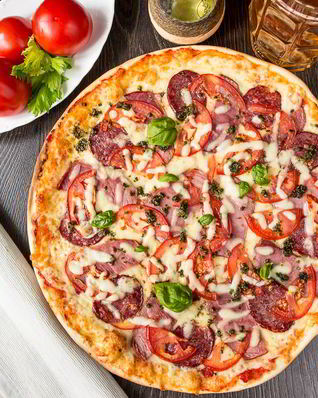 Пицца с томатами и ветчиной