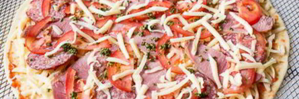 пицца с томатами и ветчиной