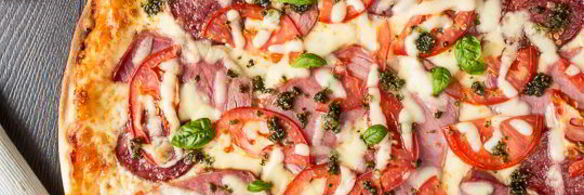 пицца с томатами и ветчиной