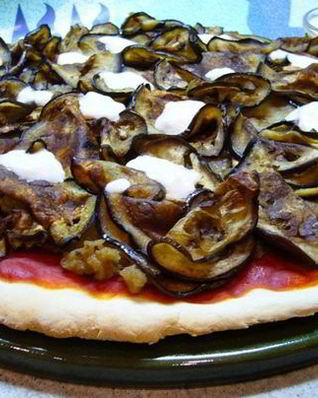 Пицца с томатным соусом и баклажанами