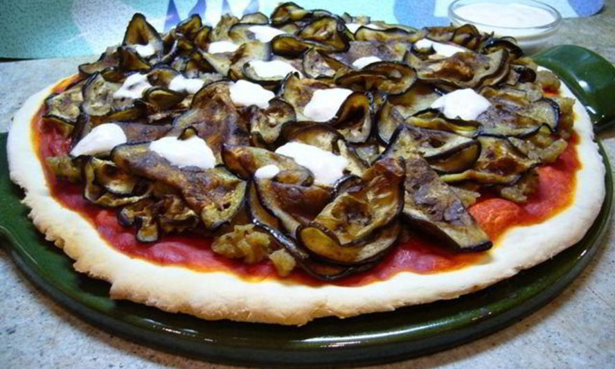 Рецепт пиццы с томатным соусом и баклажанами