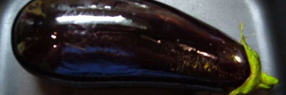 пицца с томатным соусом и баклажанами