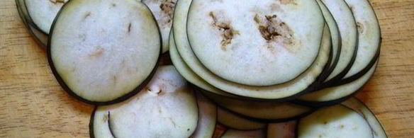 пицца с томатным соусом и баклажанами