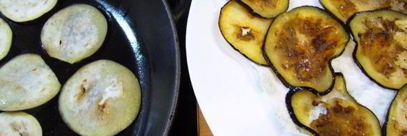 пицца с томатным соусом и баклажанами