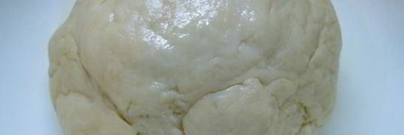 пицца с томатным соусом и баклажанами